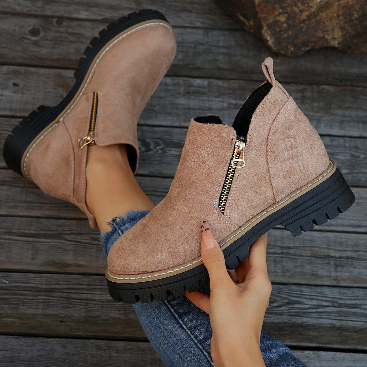 Bottines tendance pour femme avec fermeture éclair latérale.