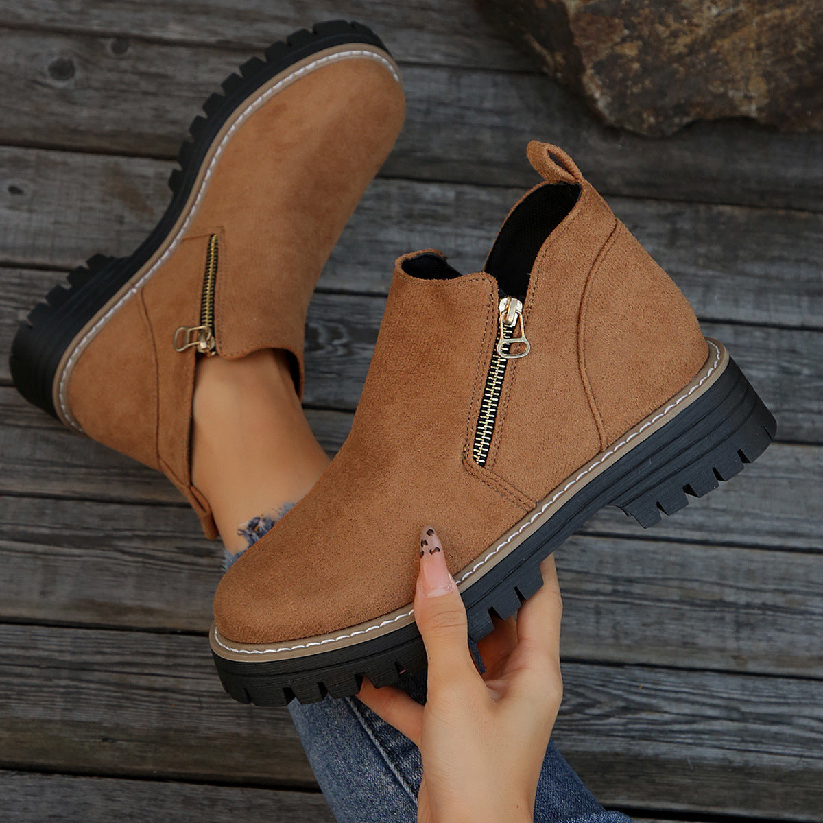 Bottines tendance pour femme avec fermeture éclair latérale.